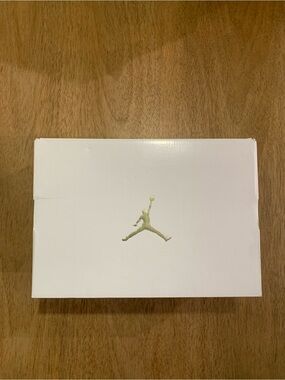 Brand new Women’s Nike jordan shoe box only white and silver